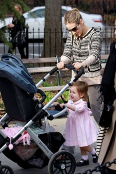 У Сары Джессики Паркер не Бугабу, а UPPAbaby, но цвет неизменный, черный. Фото с сайта babble.com