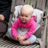 Рюкзак Onya Baby может превращаться в детский стульчик Ребенок может сидеть на стуле с помощью рюкзака Onja. Фото с сайта производителя