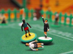 Subbuteo - настольный футбол, где игровые фигурки управляются щелчками пальцев